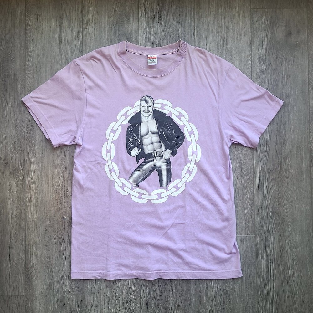 VERY RARE deadstock Tom of Finland lavender t-shirt from Japan 2020 size Large - Picture 4 of 8